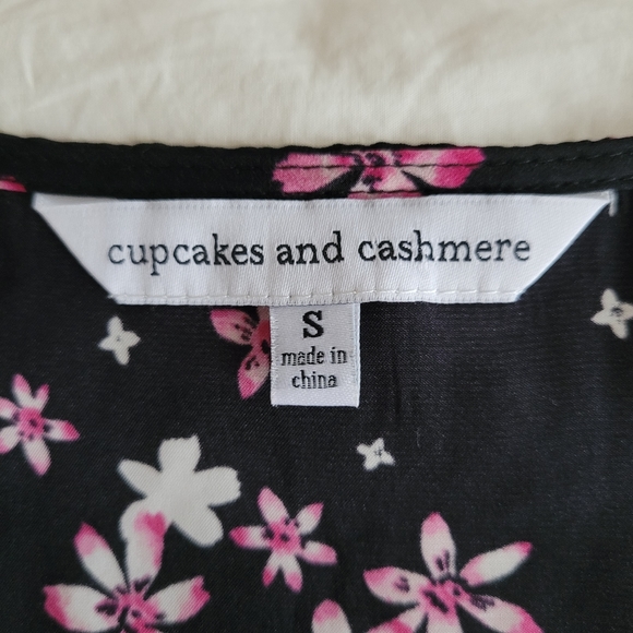 Cupcakes and Cashmere Sapphire Long Sleeve Floral Print Button Front Blo… - Picture 15 of 15